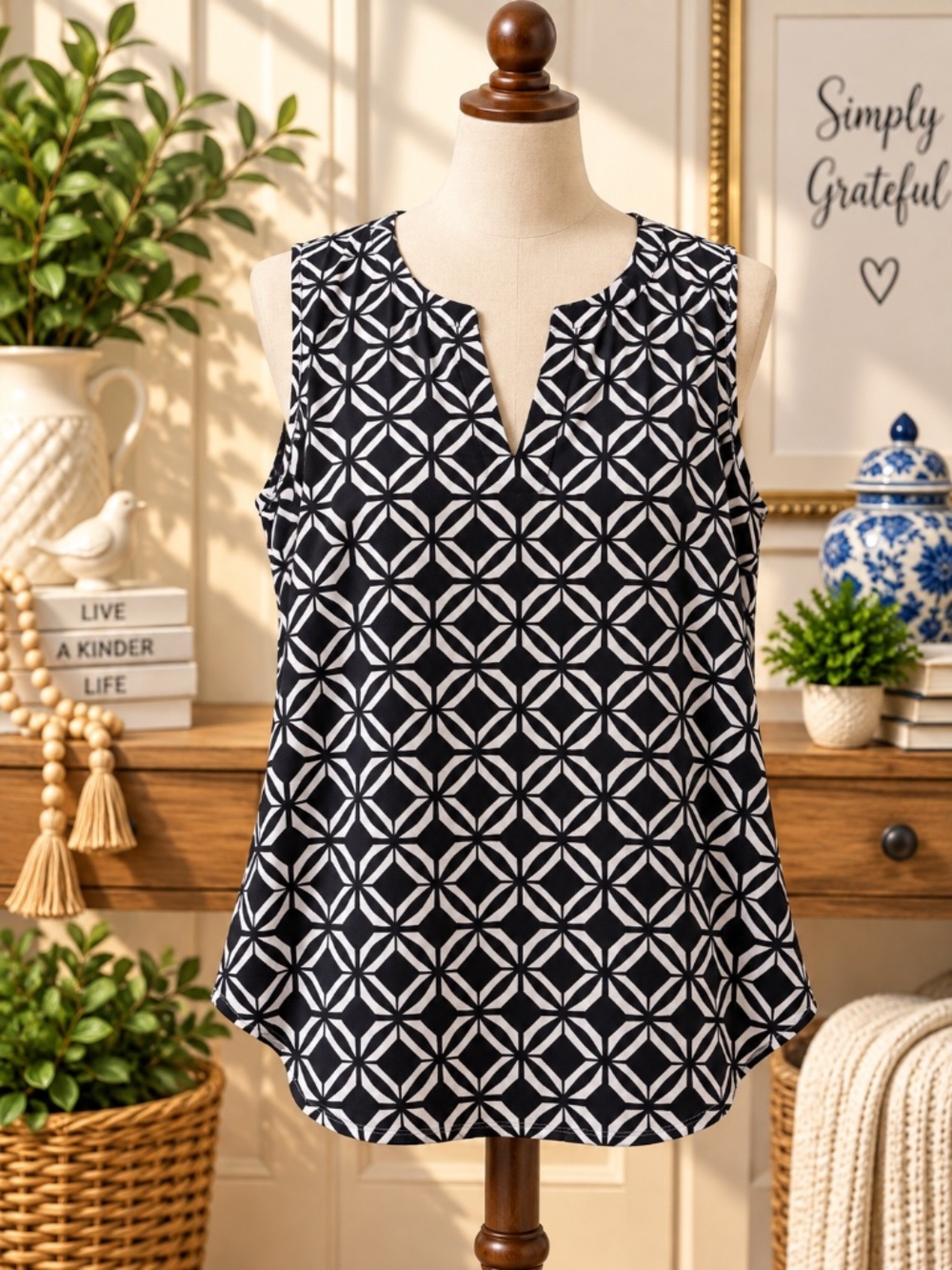 Lulu-B Size M Black White Geometric Sleeveless Tunic Top